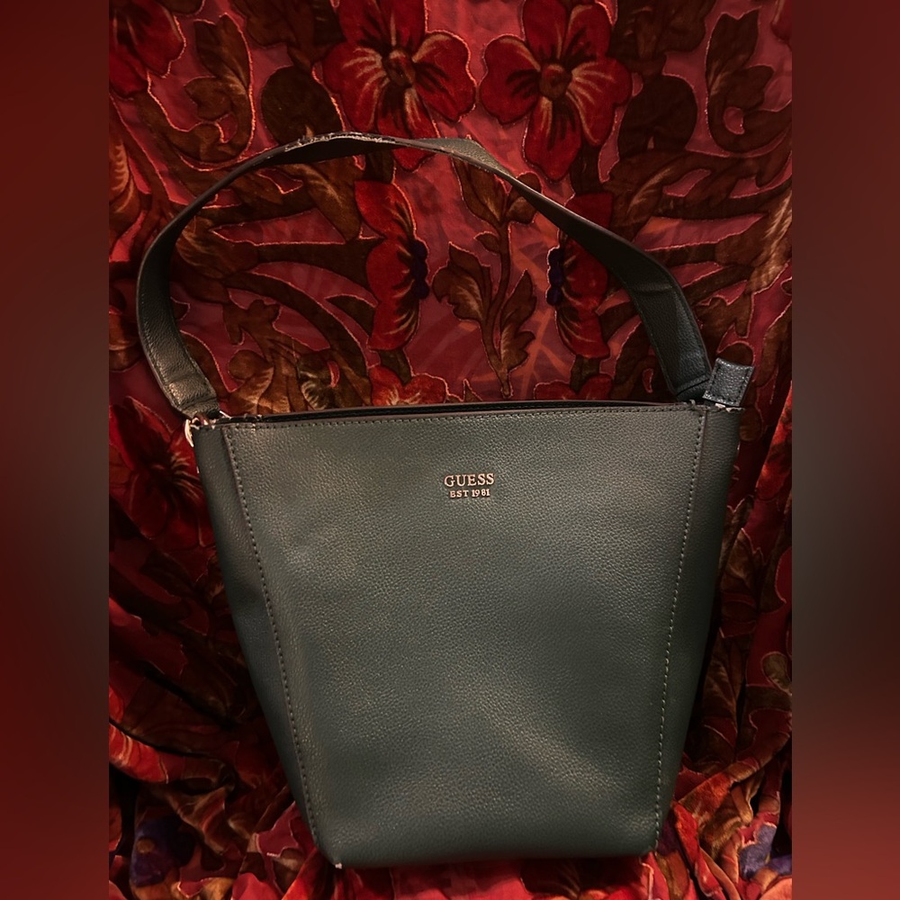 🌲GUESS Authentic Guess 'Cami' Crossbody Bucket Bag 👜 preloved💚 - Picture 9 of 15